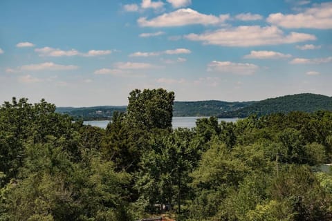 Perfect Vacation Spot, HotTub, Community Outdoor Pool, Free Daily Tickets, Cornhole! Nature lodge in Ridgedale