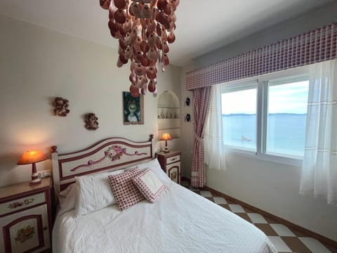 Photo of the whole room, Bedroom, Sea view