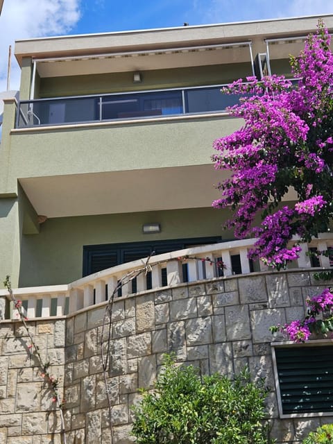 Property building, Day, Balcony/Terrace