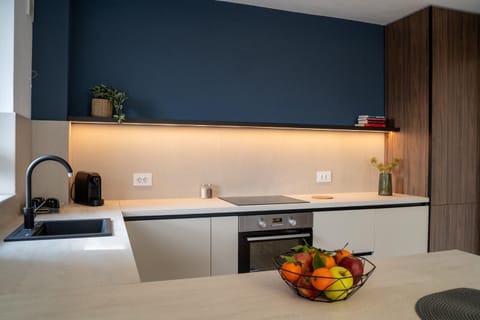 Kitchen or kitchenette, Food and drinks, Dining area