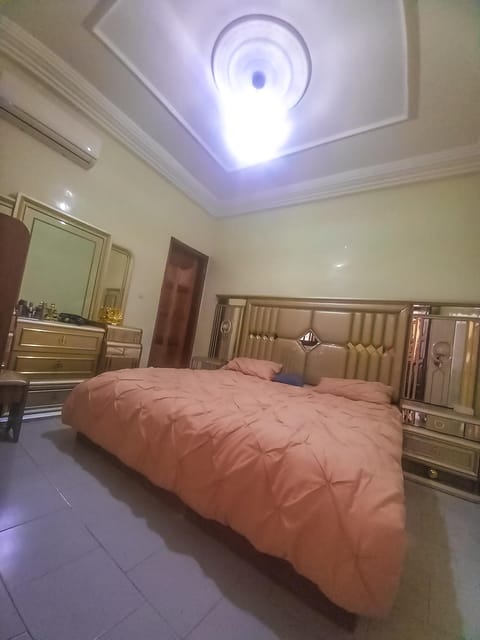 Bed, Photo of the whole room, Bedroom, air conditioner