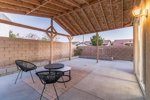 Modern 4BR Oasis, Fireplace, Patio & Spacious Family Room Maison in Palmdale