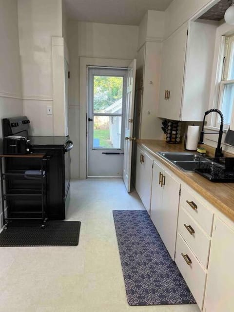 Kitchen or kitchenette, pet friendly, stove