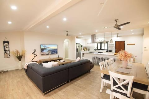 ZenLux Rosewood Luxury Family Escape - Pool - BBQ Apartment in Darwin