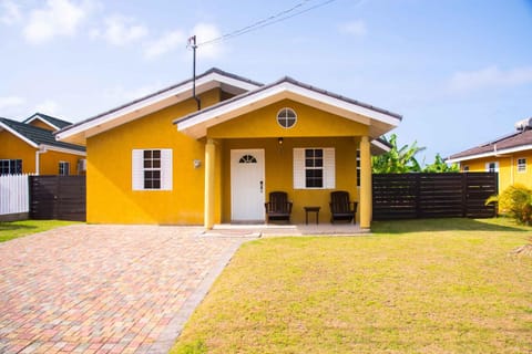 Czar's Romantic Retreat-2 Bedroom Home and Pool House in St. Ann Parish