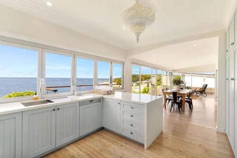 Seashack Uninterrupted and Spectacular ocean view Pet friendly House in Central Coast