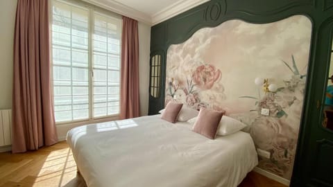 Bed, Photo of the whole room, Decorative detail, Bedroom