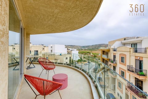 Property building, Patio, View (from property/room), Balcony/Terrace, Seating area, Dining area, City view, Mountain view