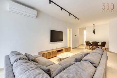 Communal lounge/ TV room, TV and multimedia, Living room, Seating area, Evening entertainment, air conditioner