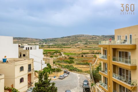 Property building, Day, Neighbourhood, Natural landscape, Bird's eye view, City view, Mountain view, Street view, Location, Parking