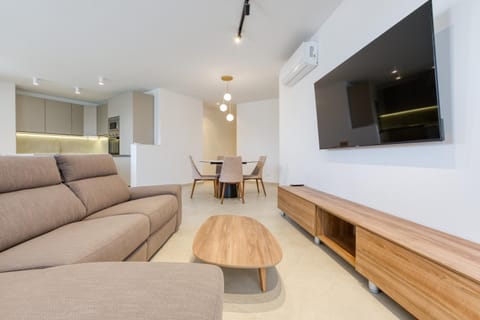 Communal lounge/ TV room, TV and multimedia, Living room, Seating area, Evening entertainment