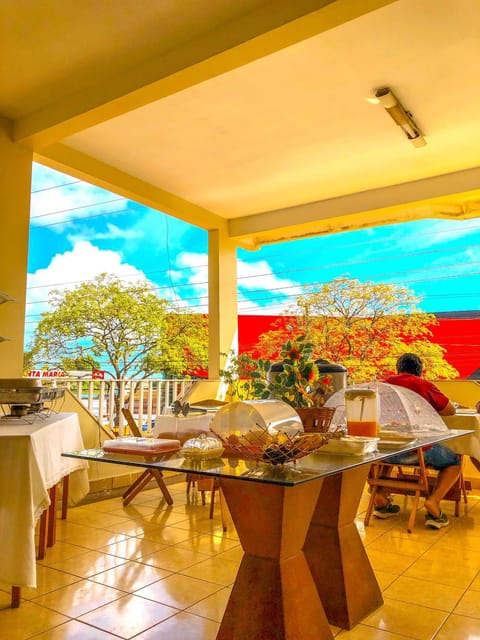 Food and drinks, Seating area, Dining area