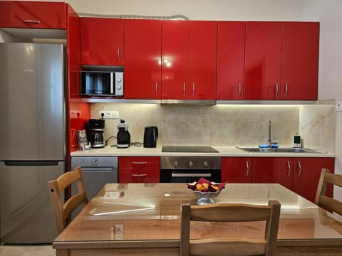 Coffee/tea facilities, Dining area, dishwasher, microwave, oven, stove, kitchen