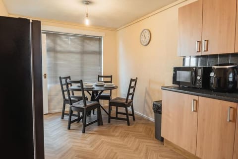 Kitchen or kitchenette, Seating area, stove