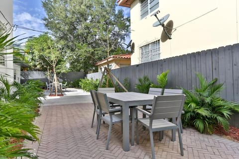 Centrally Located Impeccable Apartment Unit wtih BBQ Apartment in Coral Gables