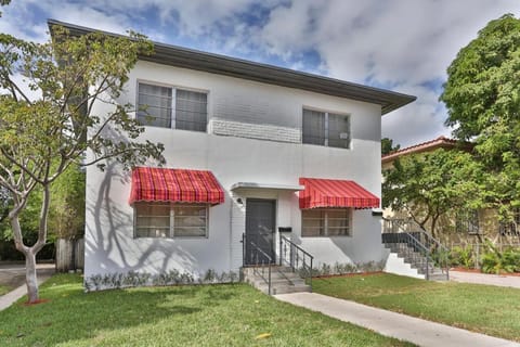 Centrally Located Impeccable Apartment Unit wtih BBQ Apartment in Coral Gables