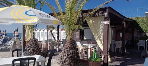 Lounge or bar, Beach