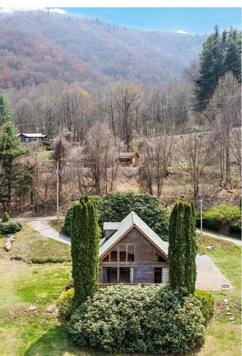 Cabin with Great Mountain views House in Ivy Hill