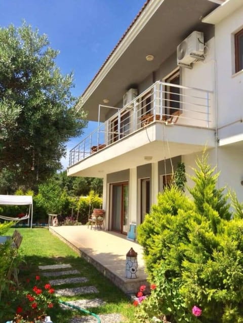 Property building, Day, Garden, Balcony/Terrace, Garden view