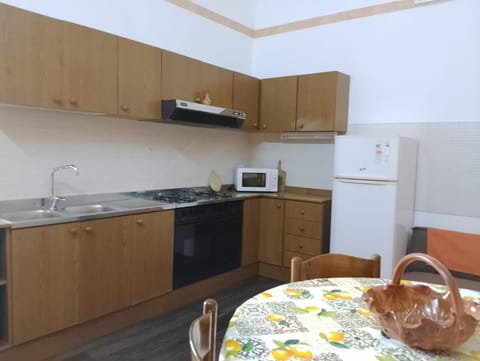 Kitchen or kitchenette, Dining area, minibar, oven