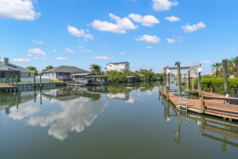 Surfside Beach House - Canal Front Home with Private Pool & Boat Dock Casa in Apollo Beach