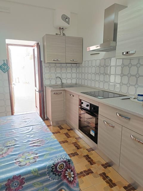 Kitchen or kitchenette, dishwasher, stove