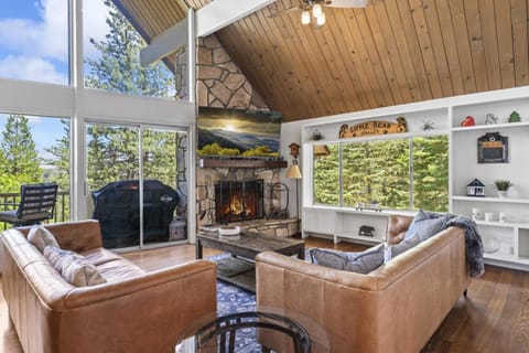 Luxe Mountain Retreat Lake Village Close Game Room AC Backs up to trails House in Lake Arrowhead