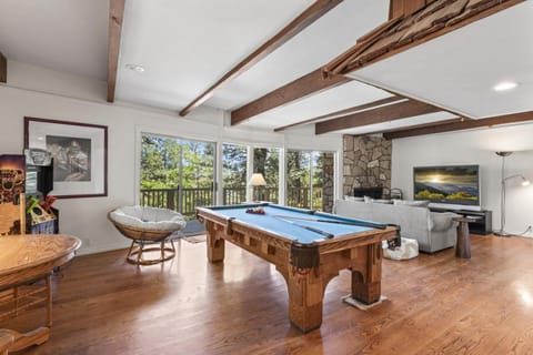 Luxe Mountain Retreat Lake Village Close Game Room AC Backs up to trails House in Lake Arrowhead