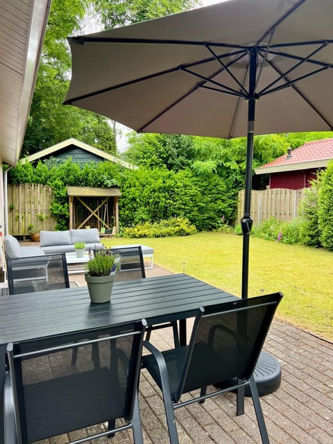 Property building, Patio, Spring, Day, Garden, Dining area, Garden view