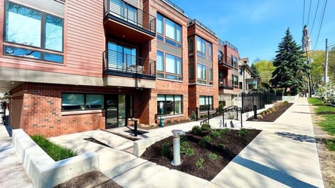 Landing at Baricelli - 1 Bedroom in University Circle Apartment in Cleveland Heights