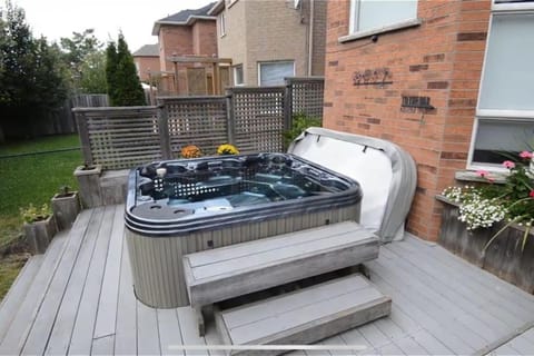 Detached 4 Bedrooms House With Hot Tub House in Richmond Hill