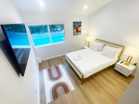 Bed, Photo of the whole room, Bedroom, Pool view, Swimming pool, towels