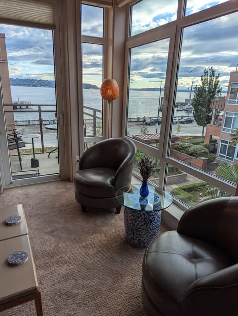 New Downtown 2 Beds, 2 Baths Waterfront Alaska 335 House in Pike Place Market