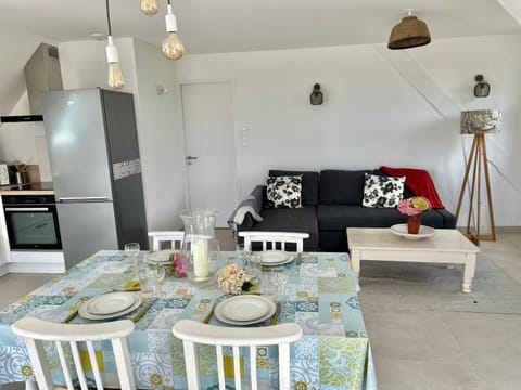 Living room, Dining area, oven, pet friendly, stove