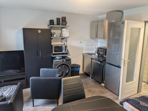 Kitchen or kitchenette, Seating area, dishwasher, oven, stove