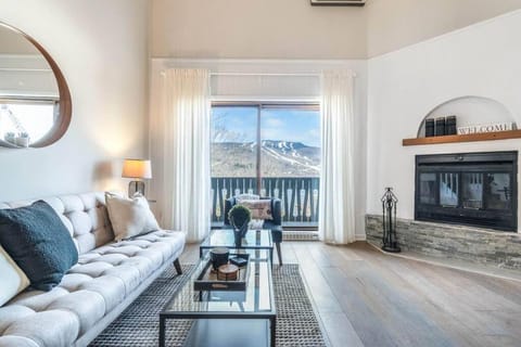 Bright & Modern Lac Tremblant Condo with Views Apartment in Mont-Tremblant