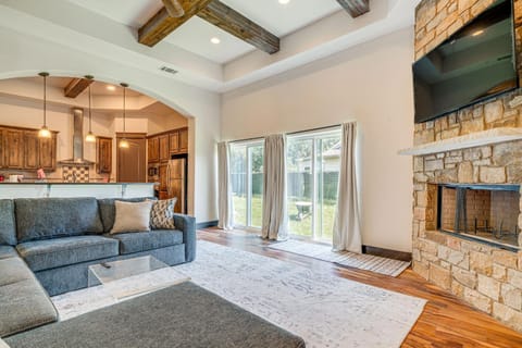 Huge Lake Travis Family House with EV Charger! Maison in Lake Austin