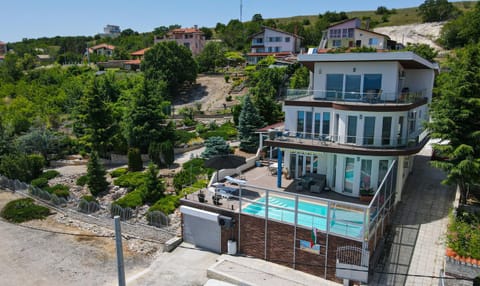 Property building, Balcony/Terrace, Balcony/Terrace, Swimming pool