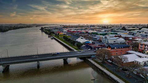 Property building, Neighbourhood, Bird's eye view, City view, River view, Sea view, Location, Sunset