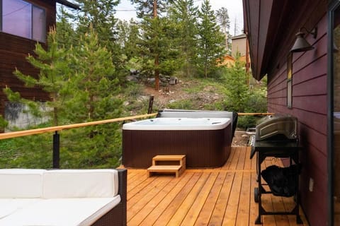 The Grand Getaway - Hot Tub & Paddle Boards Chalet in Rocky Mountain National Park