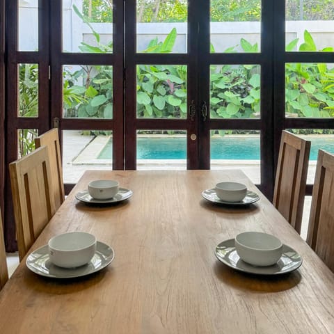 Dining area, Pool view