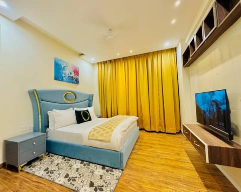 Bed, TV and multimedia, Bedroom