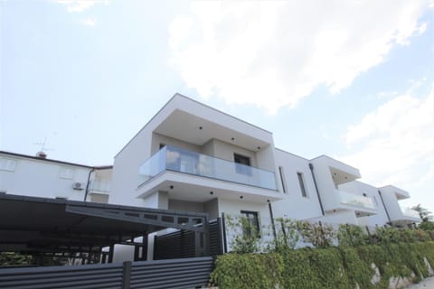 House Andrej, Entire semi-detached house with a terrace, parking, 400 m from beach House in Istria County