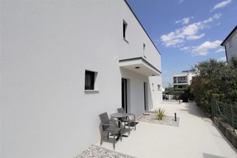 House Andrej, Entire semi-detached house with a terrace, parking, 400 m from beach House in Istria County