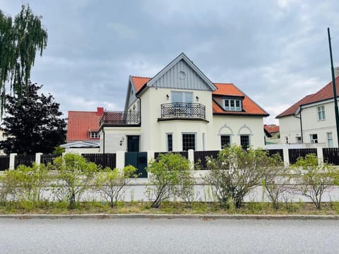 Villa i Fridhem centralt i Malmö Villa in Malmo