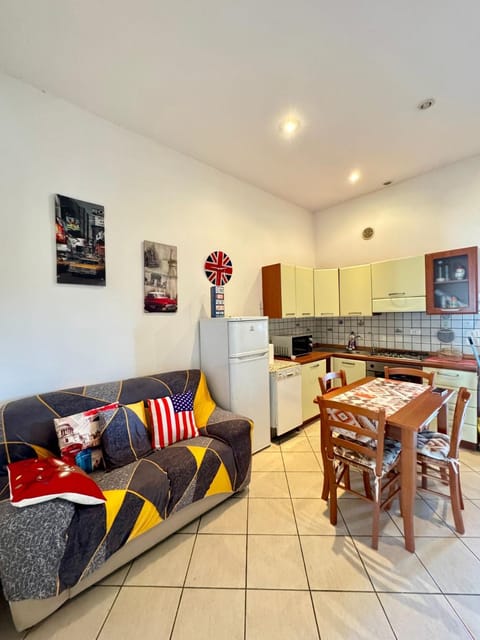 Kitchen or kitchenette, Seating area, Dining area