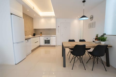 Kitchen or kitchenette, Dining area, oven, stove