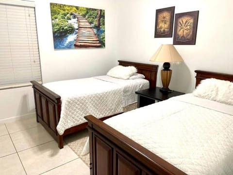 3BD2BATH, SUPERB LOCATION, NEAR AIRPORT, Mall Apartment in Pharr