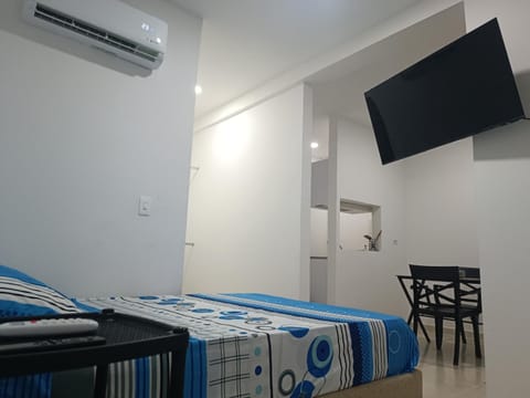 Bed, TV and multimedia, Photo of the whole room, Bedroom, air conditioner