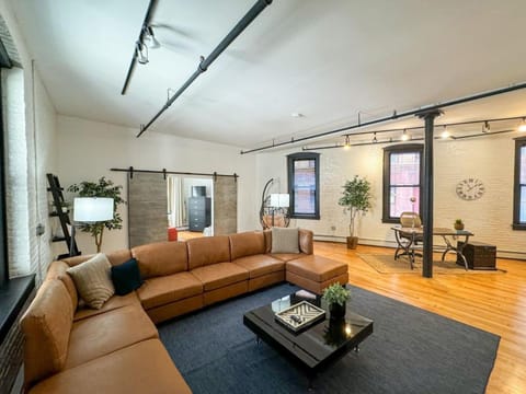 Stylish Urban Retreat 2br, 15ba, Sleeps 6 Apartment in Back Bay